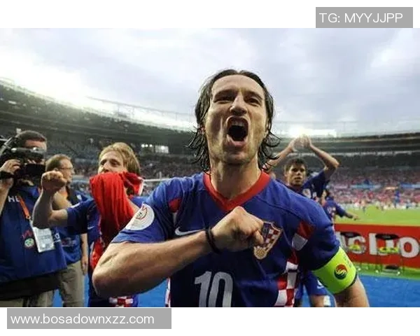 法尔克:凯恩与拜仁乐意续约至2028年,他乐意世界杯后再谈